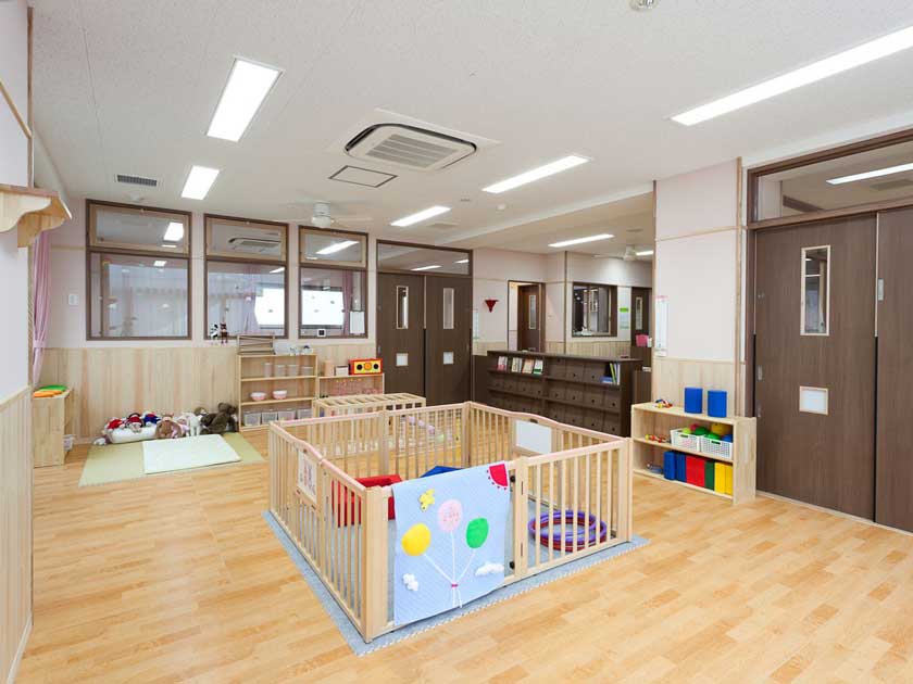 就寝・食事・排泄・遊びの空間をそれぞれ確保し、継続した保育を可能にする乳児室